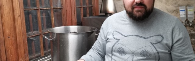 Залы кафе и ресторанов закрыты. Но кухни многих продолжают работать