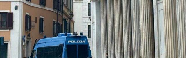 В Италии автомобиль въехал в толпу: ранены восемь человек