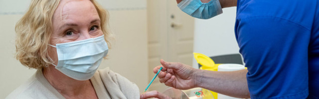 Интервал между введением двух доз вакцины увеличили