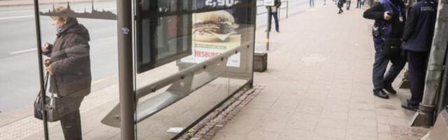 ВИДЕО: девушка начала кричать, увидев жуткую картину на остановке в центре Риги