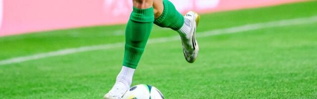 ВИДЕО | Футболист из Индонезии провалился в ров прямо во время празднования гола