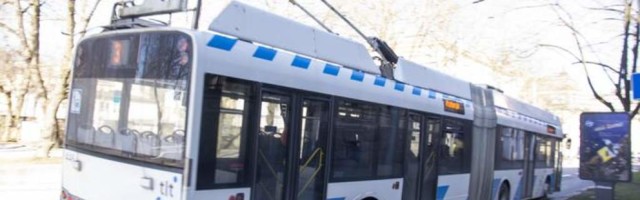 В Таллинне пожилая женщина упала в троллейбусе и попала в больницу