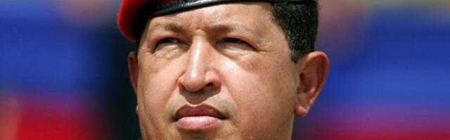 Правдиво ли видео, на котором венесуэльцы сносят памятник Чавесу после захвата Мадуро?