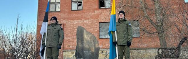 ФОТО | „Я просто люблю Нарву“: горожане вспомнили трагедию марта 1944 года