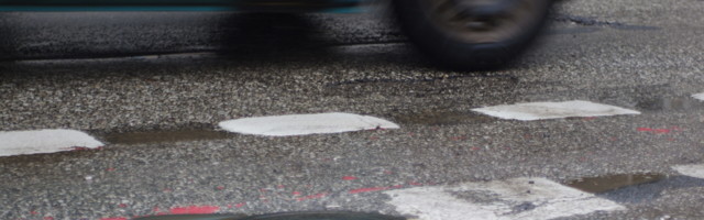 Заметили выбоину? Сообщите в управу!