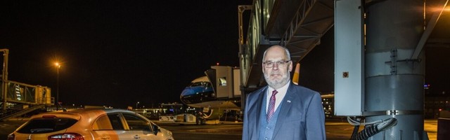 ФОТО | Первый зарубежный визит на посту президента: Алар Карис прилетел на сине-черно-белом самолете в Ригу