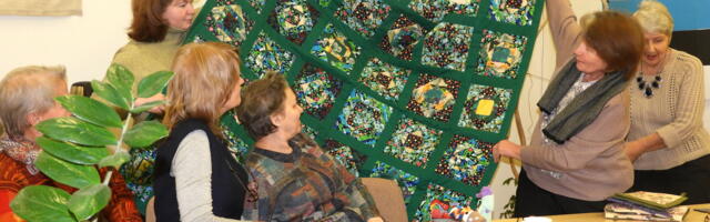 Нарвская библиотека сплотила местных рукодельниц