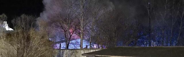 ФОТО | В автомастерской Йыхви случился масштабный пожар, пострадали находящиеся внутри автомобили