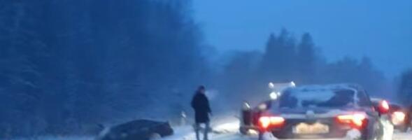 Скользкая дорога на шоссе Таллинн-Нарва привела к цепной аварии с участием четырёх автомобилей