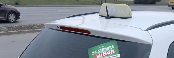 В Риге несколько сотен таксистов протестуют против политики Bolt