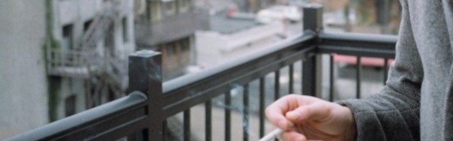 В Литве с нового года запретят курить на балконах многоквартирных домов