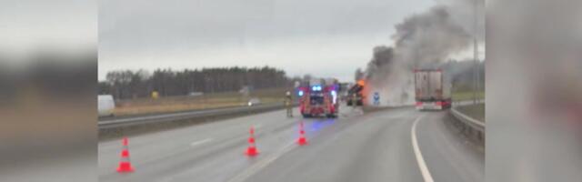 ВИДЕО | На Таллиннской окружной дороге загорелся грузовик