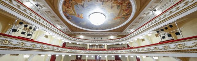 В бывшем Центре русской культуры убирают советскую символику: роспись спрячут под натяжным потолком, герб снимут, а звезды закроют