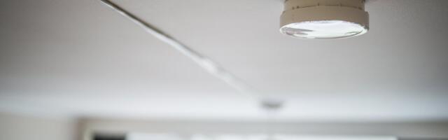 Спасательный департамент предупреждает: эта распространенная привычка при растопке печи не сохраняет тепло, а может убить вас во сне