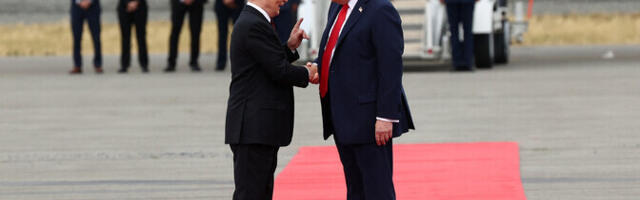 Трамп встретил Путина на военном аэродроме на Аляске