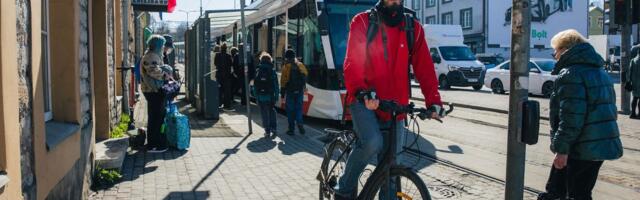 ФОТО И ВИДЕО | Лбом в столб: активисты сверяют карту велодорожек Таллинна с суровой реальностью улиц