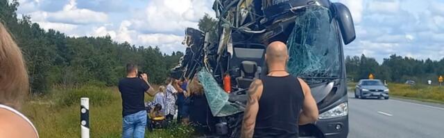 Около Сауэ произошло тяжелое ДТП: столкнулись грузовик и автобус Lux Express