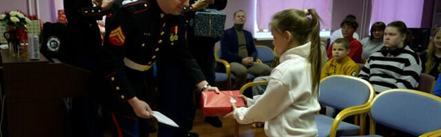 Американские морские пехотинцы передали подарки детям из детского центра Силламяэ