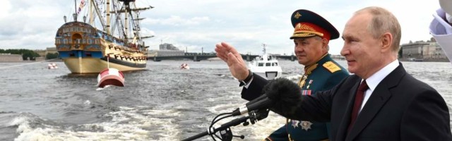Военно-морской парад состоялся в российских городах
