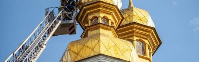 В Киево-Печерской лавре завалился золотой крест