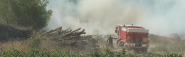 На юге Франции продолжает бушевать крупный лесной пожар