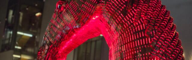 В Таллинне открыли скульптуру лошади в честь китайского Нового года — ФОТО