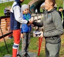 Победителей и призеров забега вокруг Äkkeküla награждал один из лучших стайеров Эстонии Роман Фости