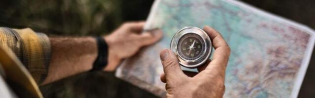Как выбрать компас для туризма, ориентирования в лесу