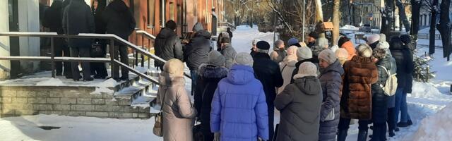 Огромные очереди к нарвскому ЗАГСУ: многие люди не знают, за чем стоят