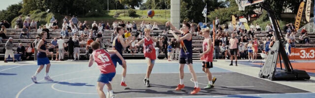 Площадь Вабадузе в Таллинне временно превратили в арену для пляжного волейбола и баскетбола