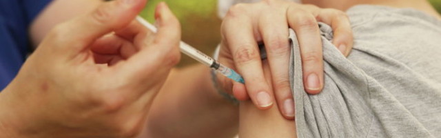 AstraZeneca или Pfizer: кто из вакцинированных чаще заражается COVID-19