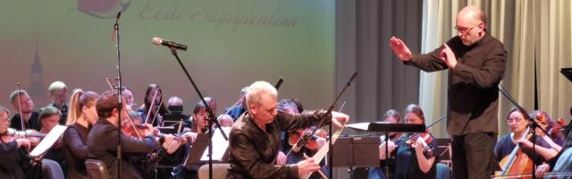 ВИДЕО | Нарвский симфонический оркестр на юбилейном концерте удивил игрой на пиле и дважды выходил на бис