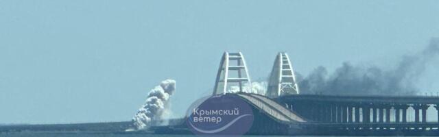 Крымский мост в дыму, движение перекрыто. Местные власти сообщают о дымовой завесе