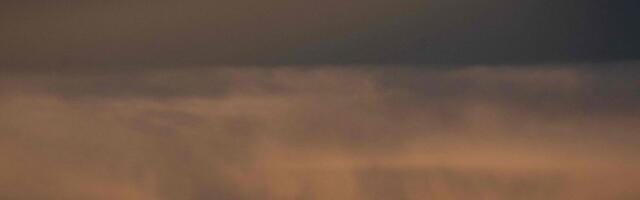 В ночь на пятницу через Эстонию пройдет облако пыли из Сахары. Не попадите под дождь!