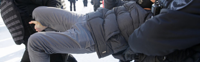 Евросоюз сожалеет о непропорциональном применении силы против протестующих в России