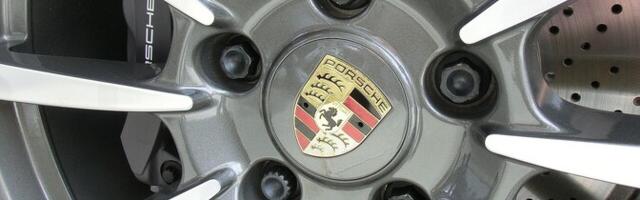 В центре Таллинна 13-летняя девочка хотела выйти из Porsche и сбила дверью велосипедиста