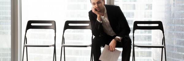 О чем пишет пресса: тревожный рост публичных расходов, неопределенность влияет на занятость