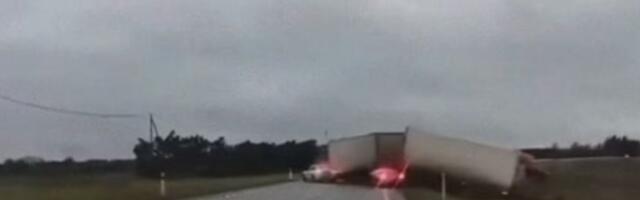 ВИДЕО | В сети появились кадры, как грузовик вылетает в кювет под Нарвой