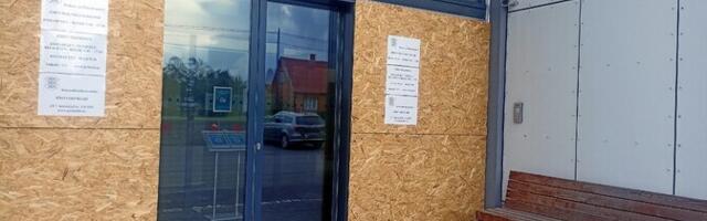 Бивший стекла в дверях официальных учреждений Йыхви может сесть тюрьму