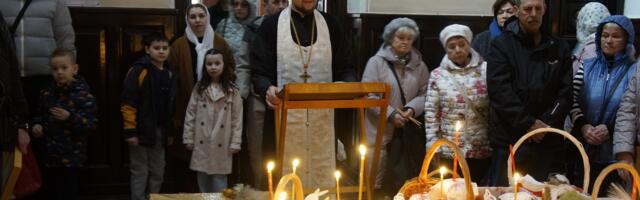 Освящение пасхальной еды в Нарвском Воскресенском соборе началось раньше из-за большого количества желающих