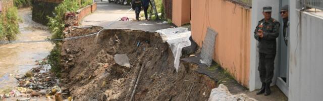 Ливни в Непале и Индии привели к гибели десятков человек. Около тысячи человек оказались в снежной ловушке на Эвересте