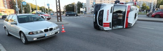 ФОТО | В Таллинне в результате ДТП пострадала машина скорой помощи. Двое медиков госпитализированы