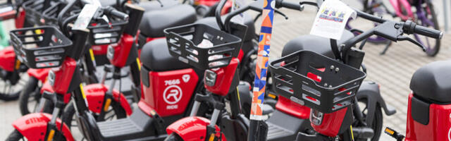 Латвия запрещает езду на мопедах на тротуарах