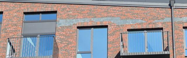 Вид элитного дома вызывает вопросы: декоративное покрытие фасадов укладывали в ненадлежащую погоду