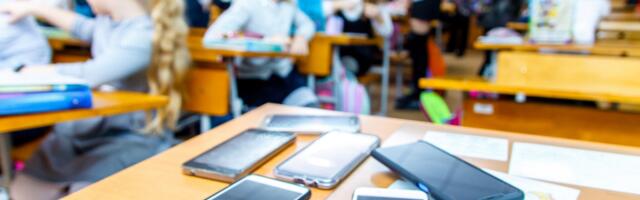 Мобильные телефоны в школах будут запрещены вплоть до 9-го класса