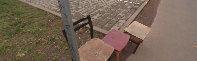 "Народу важно": в Нарве никак не могут установить крытые павильоны на автобусных остановках