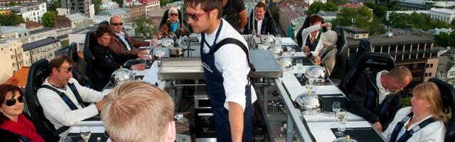 Ужин на высоте 50 метров: в Таллинн вновь приезжает «небесный» ресторан Dinner in the Sky®
