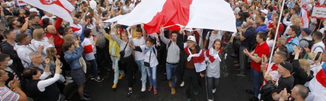 В Минске собрались десятки тысяч протестующих, власти пытаются заглушить толпу советскими песнями