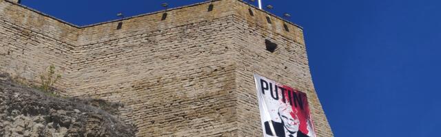 На стене Нарвского замка вновь появится плакат «Путин – военный преступник»