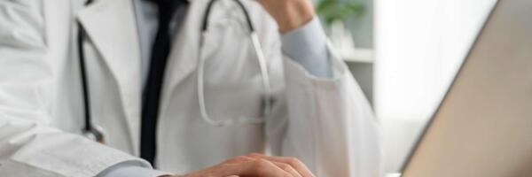 О чем пишет пресса: переход на электронные направления, сезон клещей уже начался